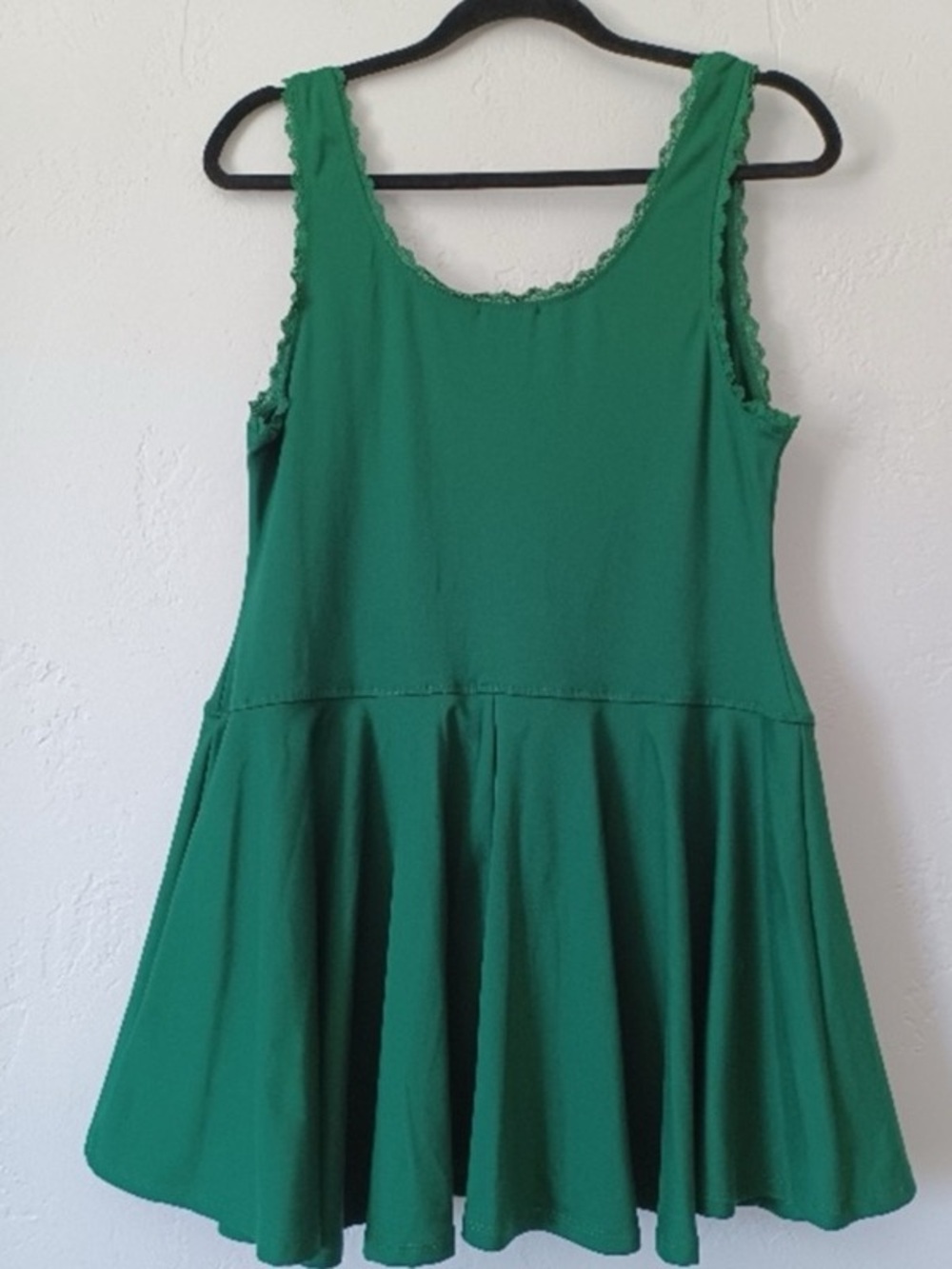 Sleeveless Emerald Green Midi Dress with Flared Hem - Picture 2 of 2